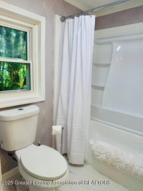 4340 Balmoral Dr, Lansing, MI 48911 - full bath featuring shower / bathtub combination with curtain and wallpapered walls