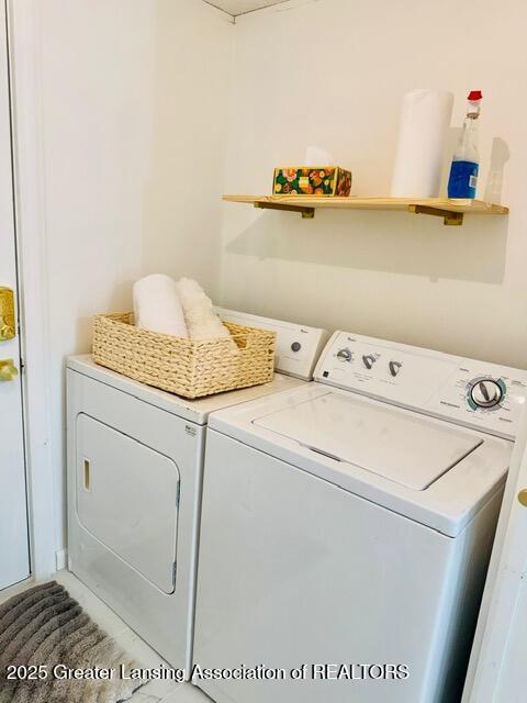4340 Balmoral Dr, Lansing, MI 48911 - laundry area with independent washer and dryer