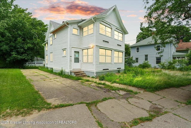 916 Wildwood Ave, Jackson, MI 49202 - property exterior at dusk with entry steps