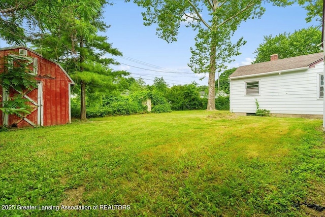 737 Jessop Ave, Lansing, MI 48910 - view of grassy yard featuring a storage shed
