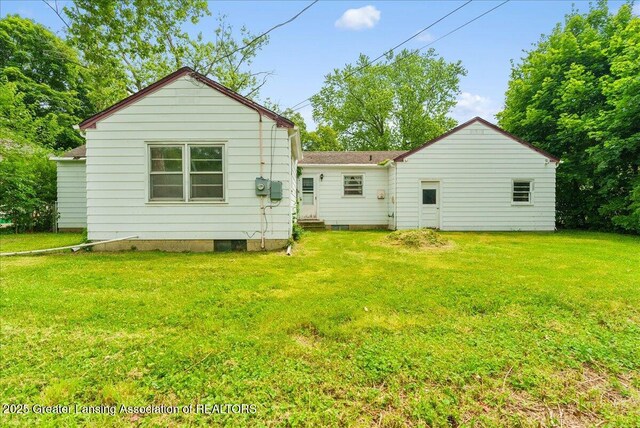 737 Jessop Ave, Lansing, MI 48910 - rear view of house with a lawn