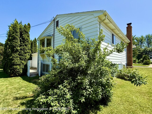 3618 Alpine Dr, Lansing, MI 48911 - view of side of home with a yard