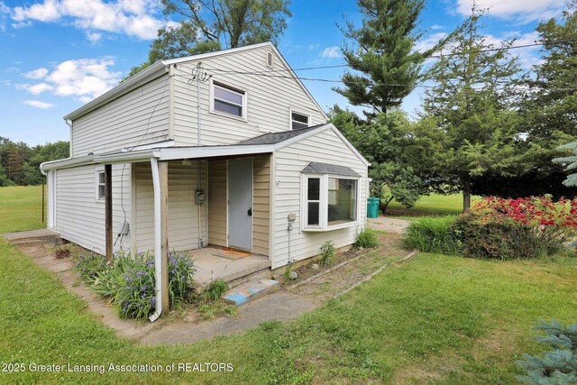 321 Lamb St, Perry, MI 48872 - view of front of home featuring a front lawn