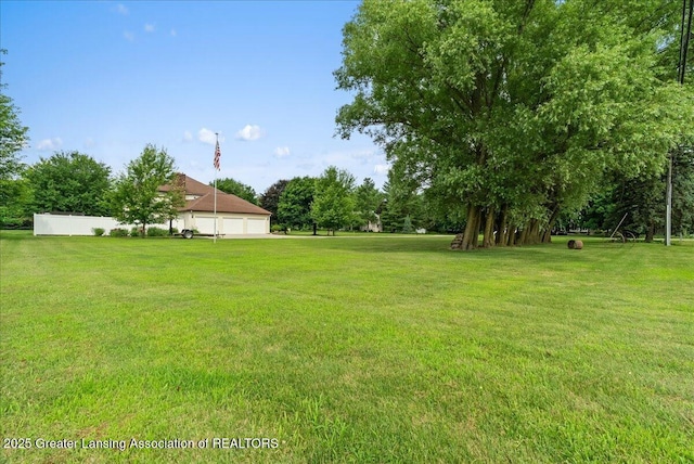 527 Day Rd, Owosso, MI 48867 - view of grassy yard featuring a detached garage