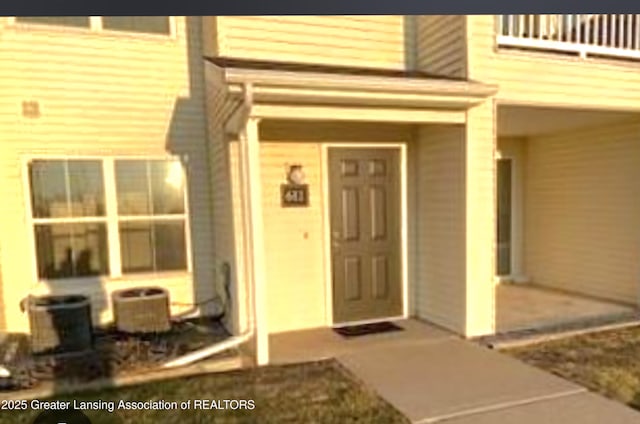 12907 Townsend Dr Unit 612, Grand Ledge, MI 48837 - property entrance
