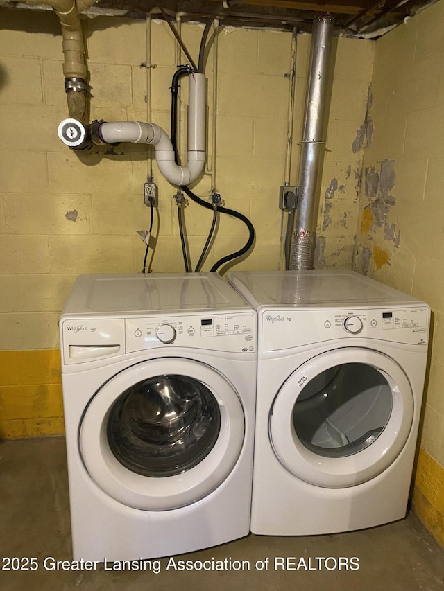 3931 Berry Ridge Dr, Holt, MI 48842 - laundry room featuring washer and dryer