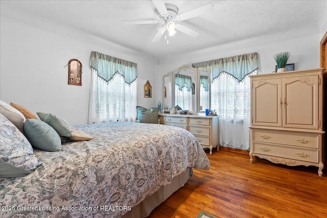 816 N Waterloo Ave, Jackson, MI 49202 - bedroom featuring light wood-type flooring, a textured ceiling, and ceiling fan