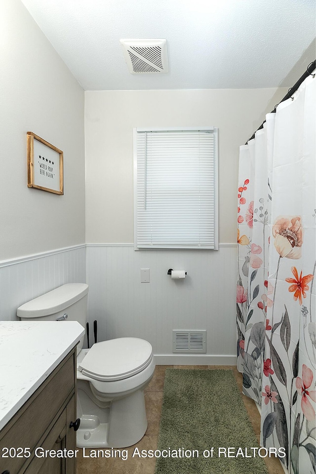 2818 Almar Ln, Lansing, MI 48910 - full bath featuring vanity, a wainscoted wall, and a shower with curtain