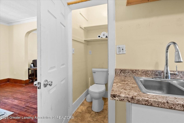 700 S Pennsylvania Ave, Lansing, MI 48912 - bathroom featuring vanity and crown molding