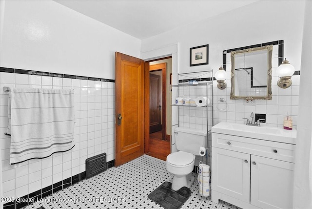 700 S Pennsylvania Ave, Lansing, MI 48912 - bathroom with tile walls and vanity