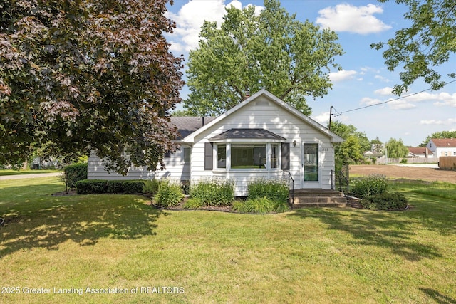 873 Union Ave, Owosso, MI 48867 - view of front facade featuring a front lawn and a shingled roof