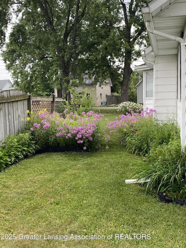 873 Union Ave, Owosso, MI 48867 - view of yard