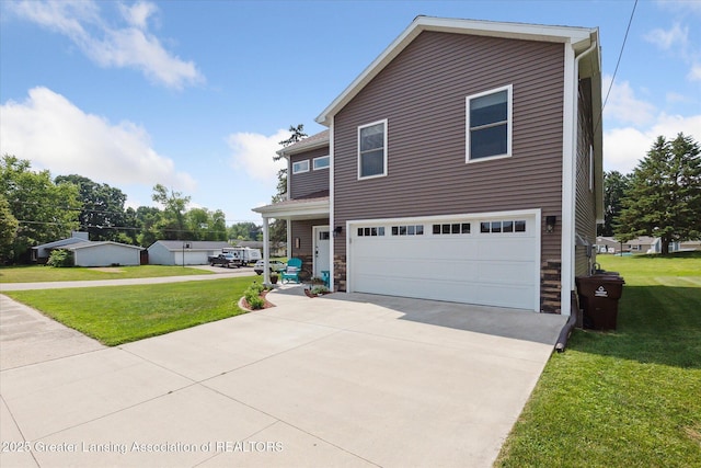112 E Barber St, Ithaca, MI 48847 - traditional home with an attached garage, a front yard, and concrete driveway