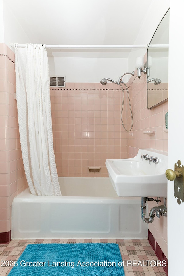720 Linden St, East Lansing, MI 48823 - full bathroom featuring shower / tub combo with curtain and tile walls