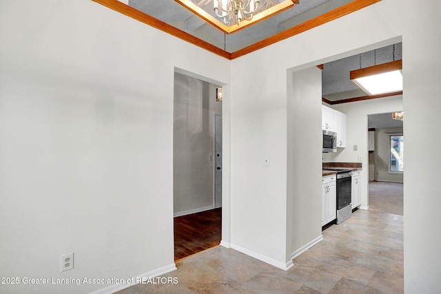 1621 Willow Creek Dr, Lansing, MI 48917 - corridor with a chandelier and baseboards