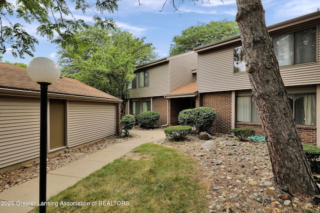 1042 Grenoble Ln Unit B, Lansing, MI 48917 - photo 3