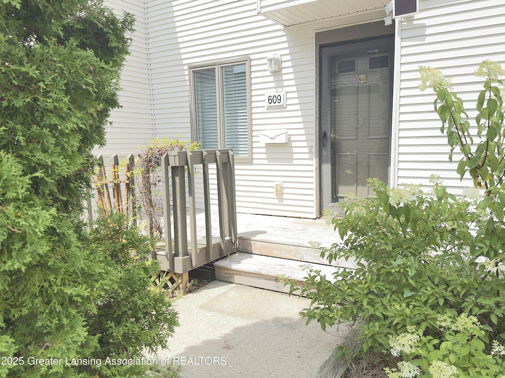 609 Bainbridge Dr, East Lansing, MI 48823 - photo 1