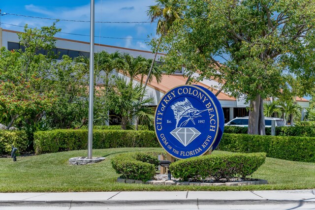 community / neighborhood sign featuring a lawn