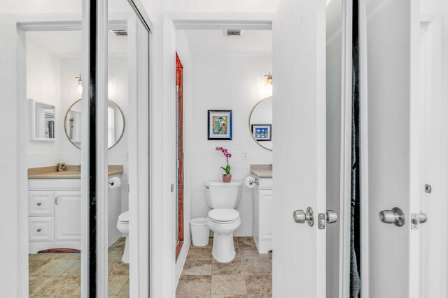 17126 Wahoo Ln, Sugarloaf, FL 33042 - full bath featuring toilet, vanity, a shower, and tile walls