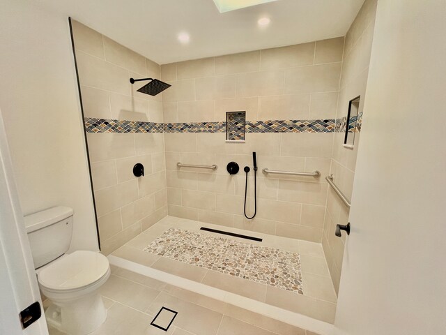 full bath with recessed lighting, a tile shower, and toilet