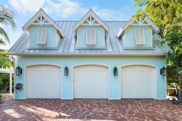 garage featuring decorative driveway