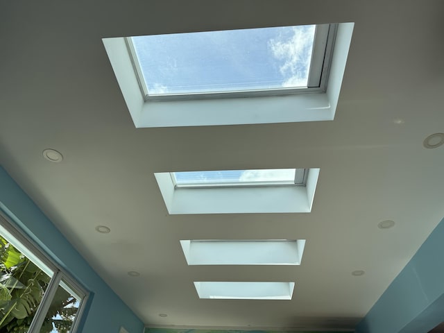 room details featuring a skylight and recessed lighting