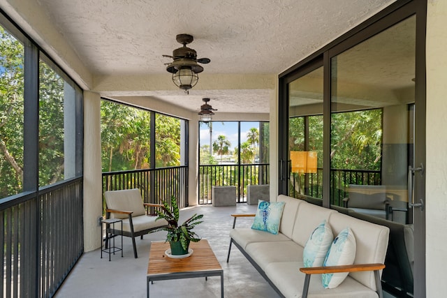 sunroom / solarium featuring outdoor lounge area and ceiling fan