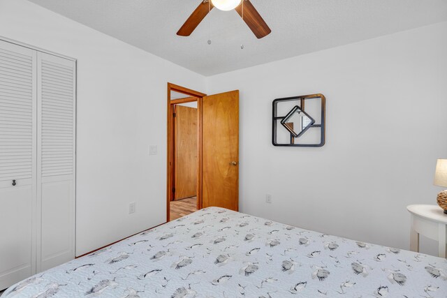 unfurnished bedroom featuring ceiling fan and a closet