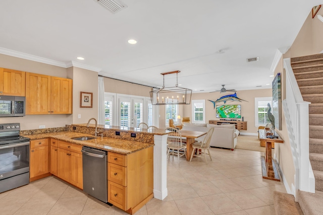 kitchen featuring visible vents, open floor plan, appliances with stainless steel finishes, a peninsula, and a sink