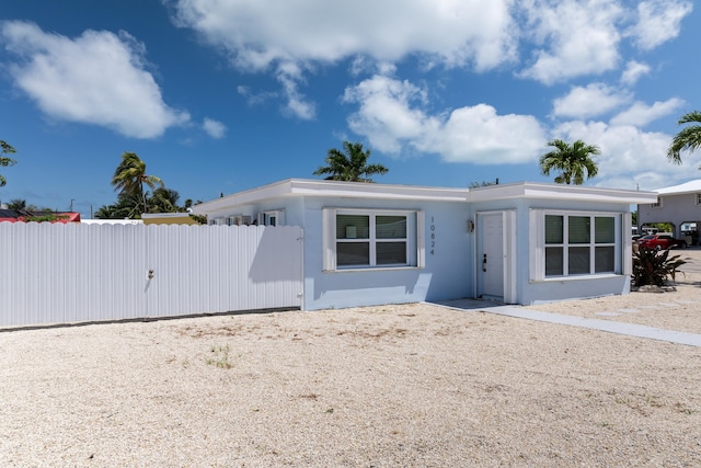manufactured / mobile home with fence