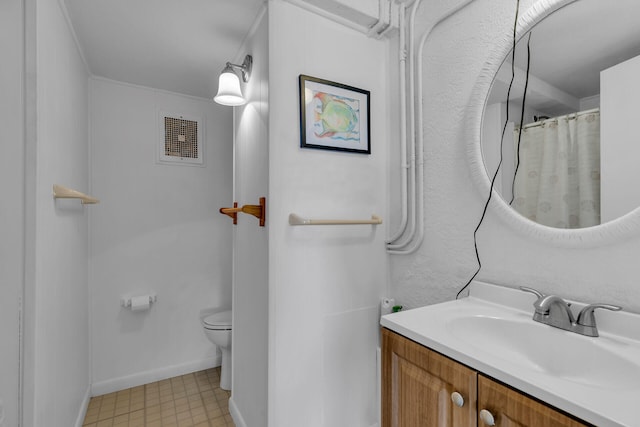 full bath with toilet, a shower with shower curtain, visible vents, vanity, and baseboards