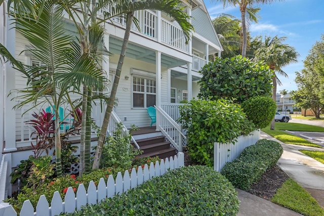 property entrance featuring a porch and a balcony