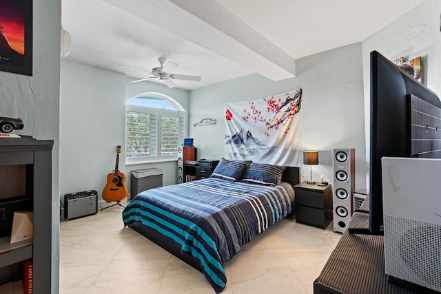 bedroom featuring ceiling fan and a textured wall