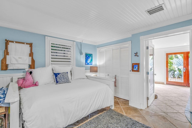 bedroom featuring crown molding, visible vents, and a closet