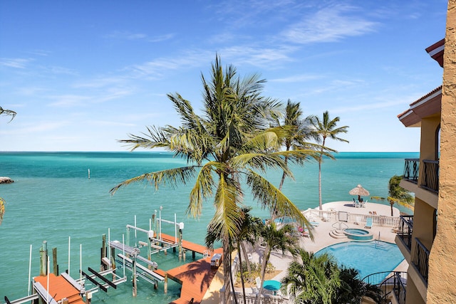 water view with a boat dock and boat lift