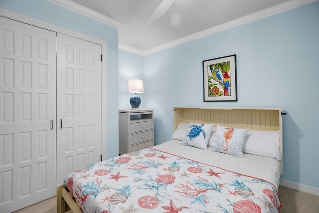 bedroom with baseboards, a closet, ornamental molding, and ceiling fan