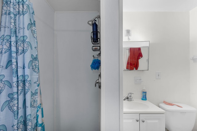 full bath with toilet, vanity, and a shower with curtain