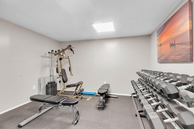 workout room with baseboards