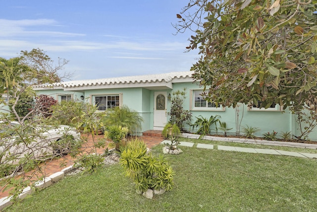 view of front facade with a front lawn and stucco siding