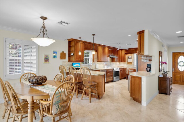 kitchen featuring visible vents, electric stove, tasteful backsplash, a peninsula, and light countertops