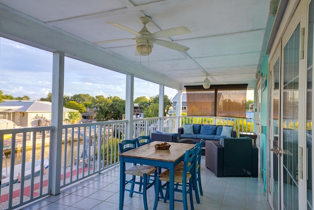 sunroom / solarium featuring a ceiling fan