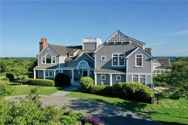 view of front facade featuring a front lawn