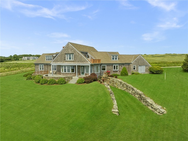 view of front of home featuring a front yard