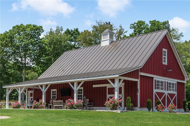 view of barn featuring a lawn