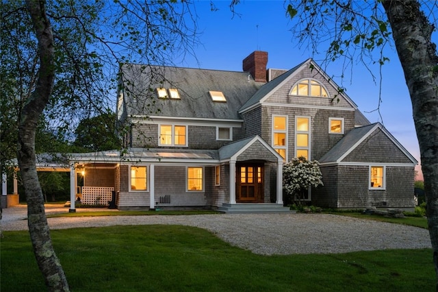 view of front of property featuring a front lawn