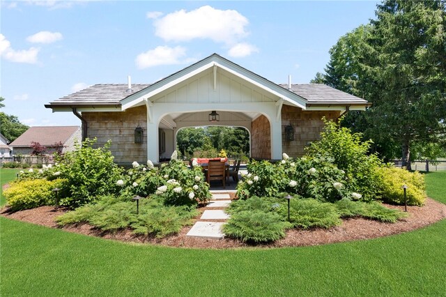 view of front of property with a front lawn