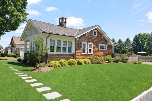 view of front facade with a front yard