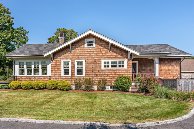 view of front of property featuring a front yard