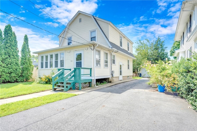 front facade with a front yard