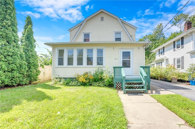 view of front facade featuring a front yard